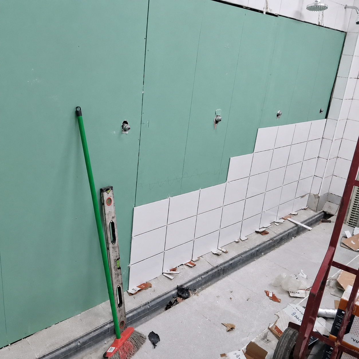 Cerámica instalada en el muro de una zona de duchas