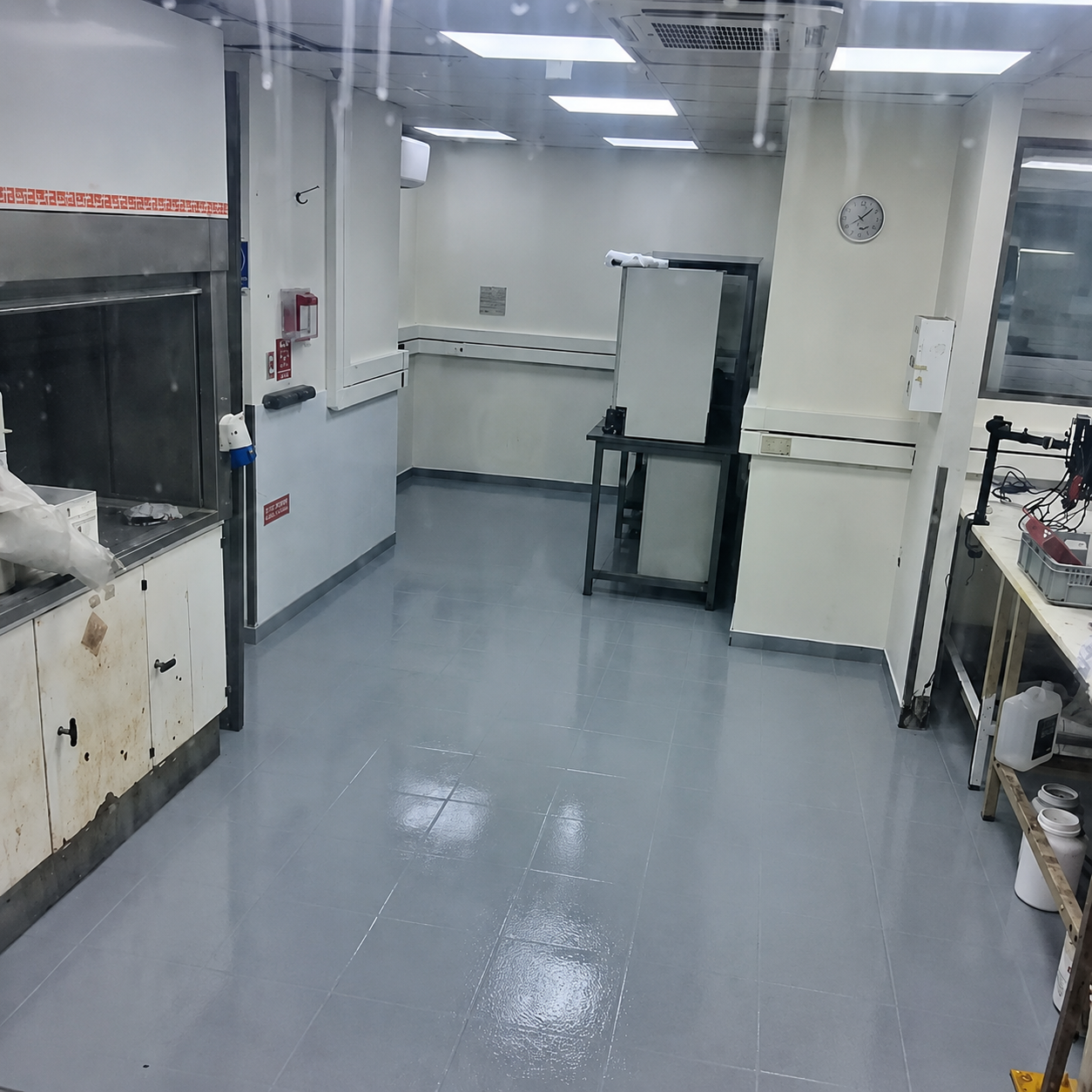 Piso renovado y pintado en un espacio de trabajo por L Prima